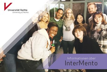 Das Deckblatt für Informationen zum "InterMento". Darauf zu sehen ist eine gemischte Gruppe von Studierenden.