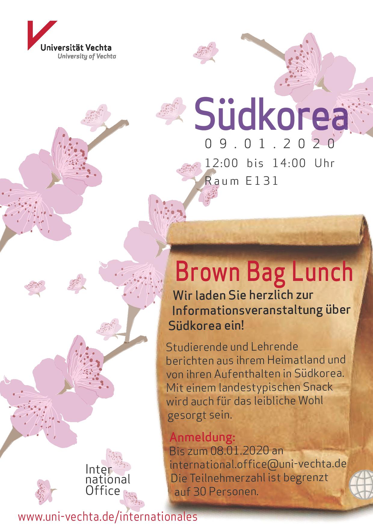 Im Mittelpunkt steht eine braune Papiertüte mit der Aufschrift "Brown Bag Lunch", die zu einer Infoveranstaltung über Südkorea einlädt. Im Hintergrund sind einige Kirschblüten auf weißem Hintergrund zu erkennen.