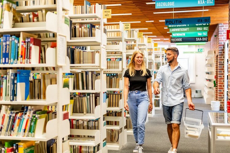 Studierende in einem Gang der Bibliothek der Universität Vechta (Bild:Universität Vechta/Wollstein/bitters.de)