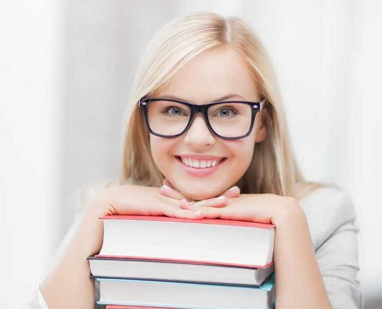 Studentin mit Büchern