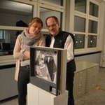 Herr Professor Wittkowske schaut sich gemeinsam mit einer Studentin ein Objekt in der Ausstellung an