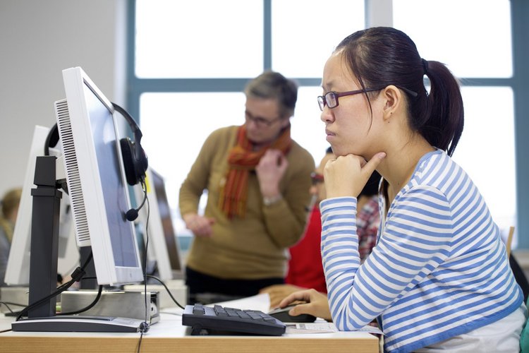 arbeitende Frau am Computer