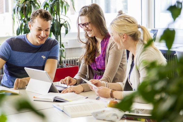 Three students doing group work in the library (photo: University of Vechta/bitters.de) 