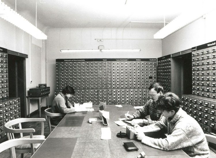 Dresden-Neustadt, Marienallee 12. Sächsische Landesbibliothek. Benutzer bei der Arbeit am Fachkatalog.