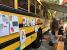 Aussenansicht des Busses. Die Kinder haben ihre Ergebnisse an der Seite des Busses befestigt.