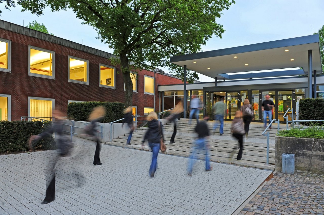 People walking at the main entrance to Uni Vechta