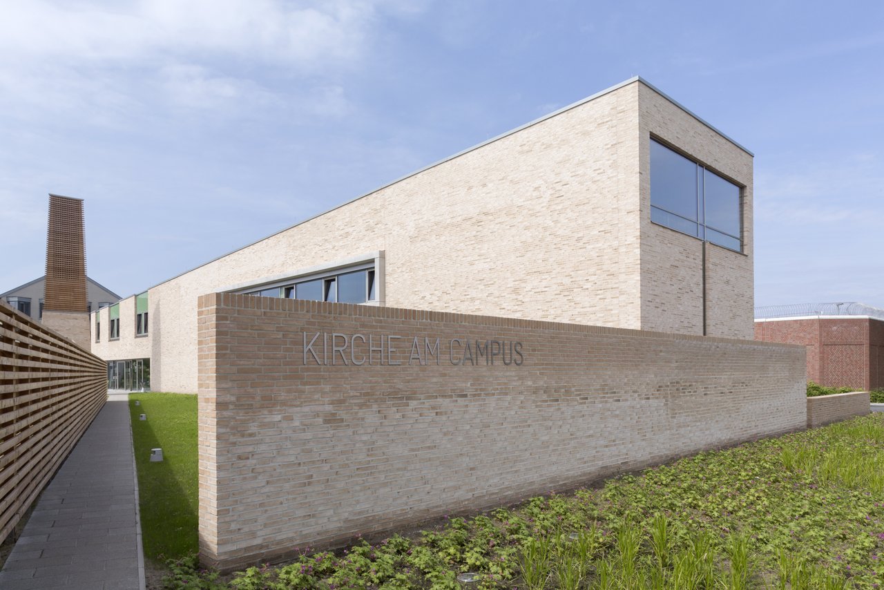 Zu sehen ist die Kirche am Campus. Sie begleitet Studierende im Studienfach Katholische Theologie bis zur Unterrichtserlaubnis.