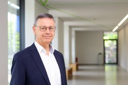 Prof. Dr. Jean-Christophe Merle Prof. Dr. Jean-Christophe Merle