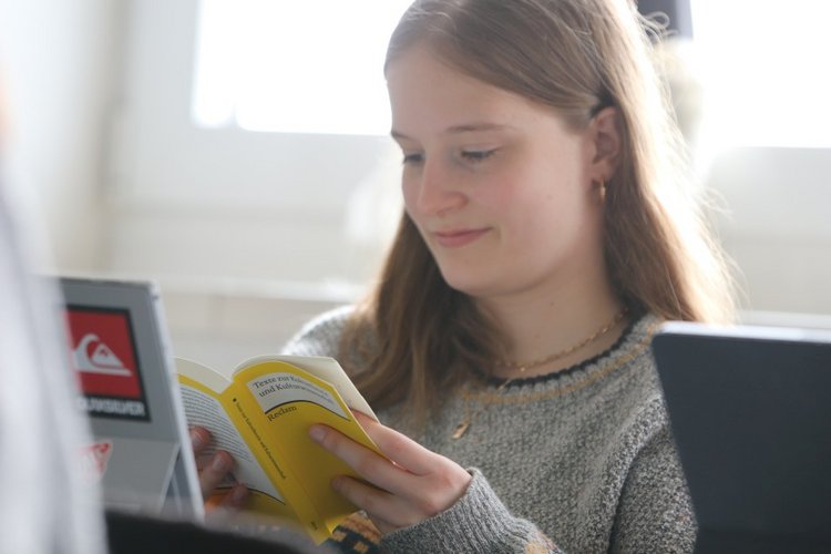 Studentin liest ein Buch
