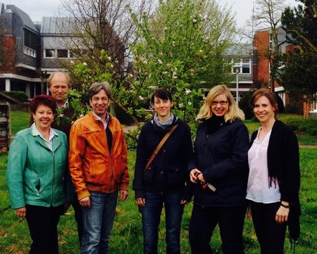 Die Projektpartner freuen sich, gemeinsam Impulse für den inklusiven Unterricht auf und zur Streuobstwiese zu entwickeln. Von links nach rechts im Bild zu sehen: Prof. Dr. Martina Flath (AGRELA e.V.), Jürgen Göttke-Krogmann (Eschpark Kroge), Josef Diersen (BUND Vechta), Anja Koch (Lebens- und Arbeitsgemeinschaft Sonnenhof e.V.), Dr. Carolin Duda-Wehenpohl und Dr. Gabriele Diersen (Kompetenzzentrum Regionales Lernen)