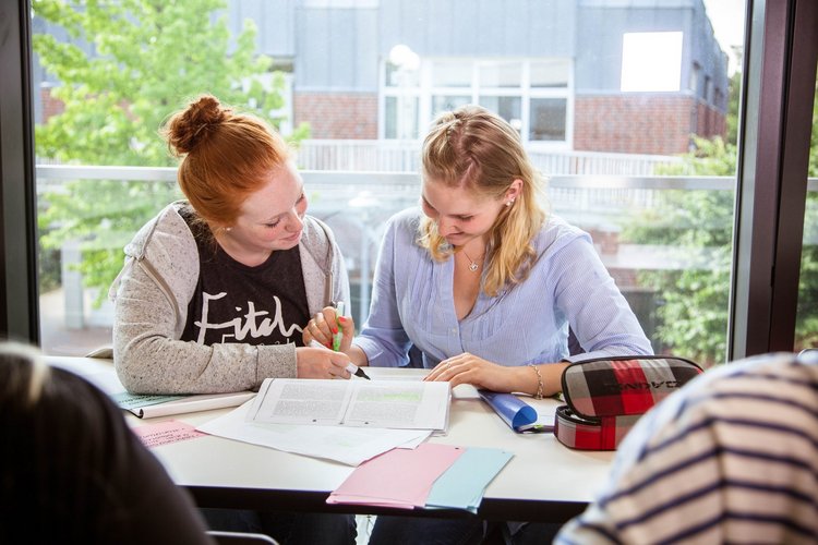 Zwei lernende Studentinnen