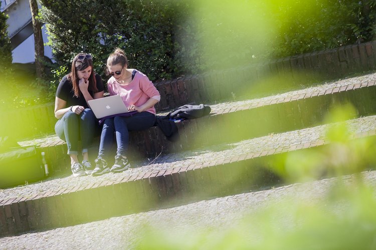 Campus der Universität Vechta - zwei Studierende
