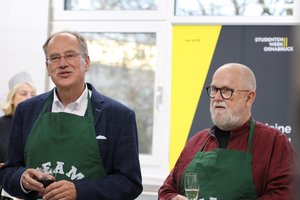 Prof. Dr. Wittkowske und Dr. Polster bei der Vorabendveranstaltung in grünen Kochschürzen