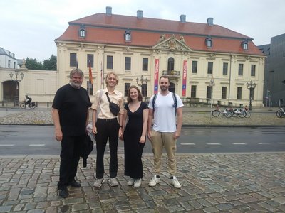Die Gruppe vor dem Jüdischen Museum Berlin (v. l. Prof. Dr. Eugen Kotte, Dean Pauls, Kim Padeken, Dominik Beilke) - Foto: E. Kotte.