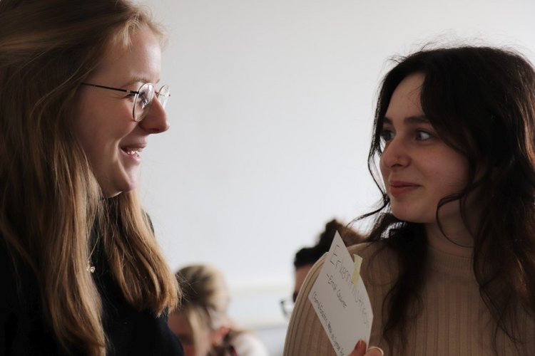 Zwei Studentinnen im Workshop besprechen etwas