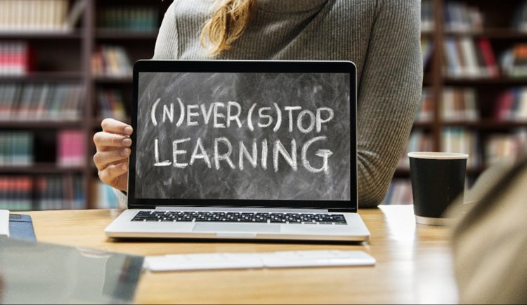 Laptop mit der Aufschrift (N)ever (S)top Learning