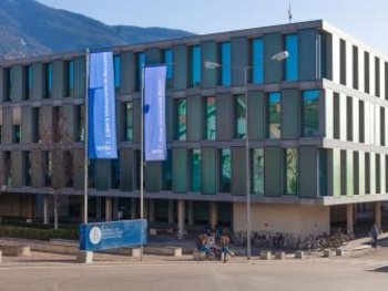 Gebäudeansicht des Campus in Brixen