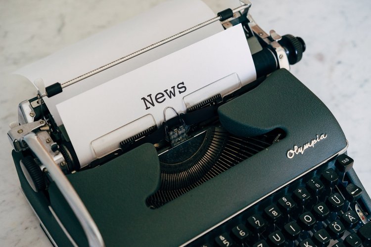 grüne Schreibmaschine schreibt "News".