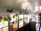 Ein Blick in den Bus in dem viele Fotografien an Wäscheleinen ausgestellt werden.
