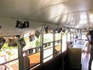 Sommerakademie Design & Kunst 2019 - Der mobile Austellungsraum Ein Blick in den Bus in dem viele Fotografien an Wäscheleinen ausgestellt werden.
