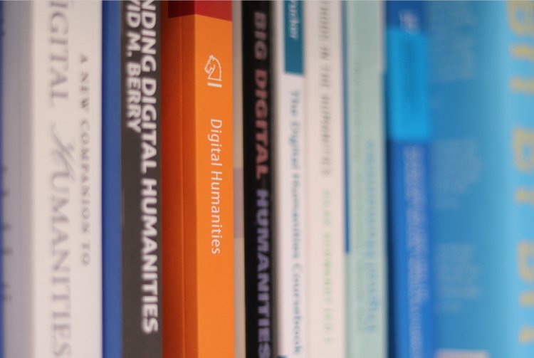 Eine Reihe mit Büchern Digital Humanities
