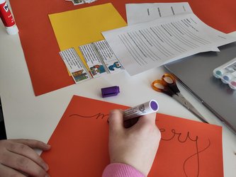 Eine Hand schreibt das Wort mystery auf ein Blatt Papier
