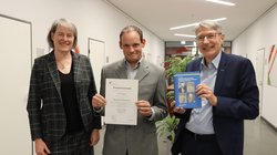 Bei der Urkundenübergabe (v.l.): Universitätspräsidentin Prof.in Dr.in Verena Pietzner, Dr. Martin Renghart und apl. Prof. Dr. Michael Hischfeld.