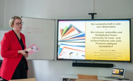 Hannah Lathan im Workshop zur Auswahl von Lehr-Lern-Materialien am Lernort Bauernhof