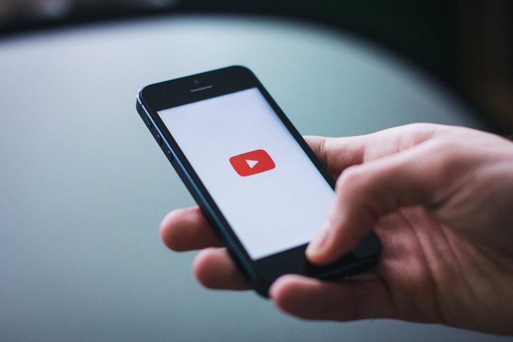 Smartphone mit YouTube-App (Bild: freestocks.org von Pexels)