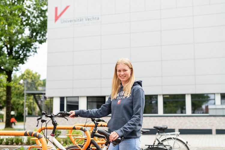 Studentin vor der großen Aula der Universität Vechta (Bild:Universität Vechta/Wollstein/bitters.de)