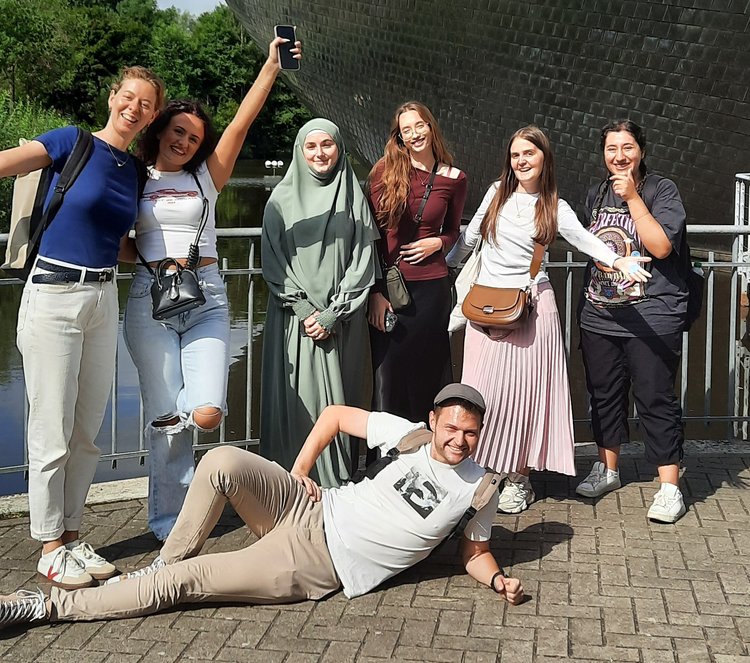 Gruppenfoto der Teilnehmer*innen der Sommerschule auf einer Exkursion