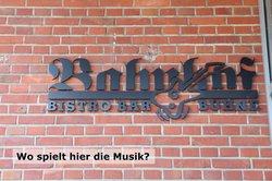 Wo spielt hier die Musik? Schild des Kulturbahnhofs. 