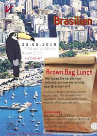 Im Mittelpunkt steht eine braune Papiertüte mit der Aufschrift "Brown Bag Lunch", die zu einer Infoveranstaltung über Brasilien einlädt. Im Hintergrund sind ein Hafen und Hochhäuser Brasiliens zu erkennen. Darüber ist ein Tukan neben einem weißen Kasten abgedruckt, der auf die englische Infoveranstaltung verweist. 