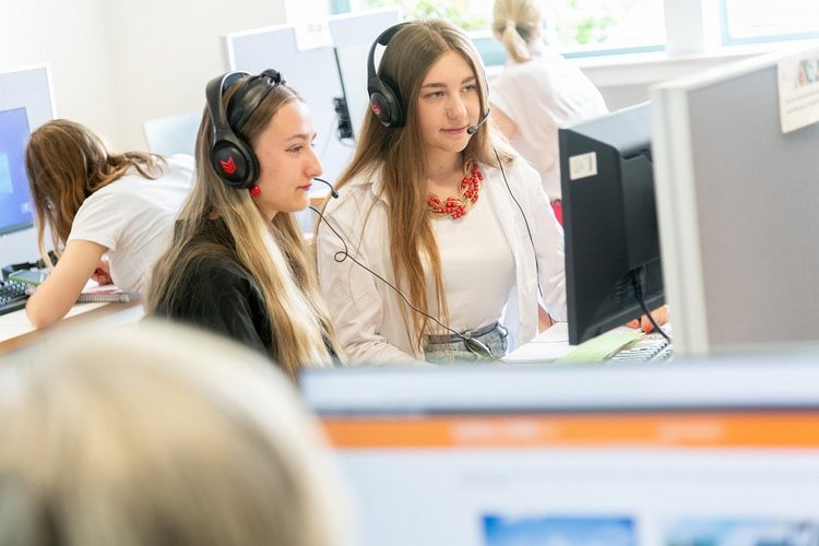 Studentinnen mit Kopfhörern vor Monitor (Bild:Universität Vechta/Wollstein/bitters.de)