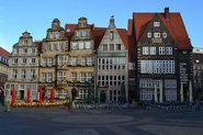 Auf dem Bild sieht man viele alte Fachwerkhäuser in Bremen.