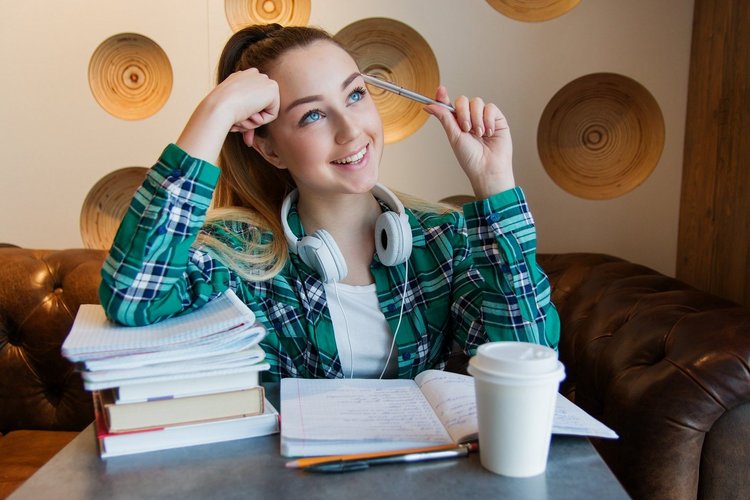 Studentin mit Büchern im Café (c) pixabay