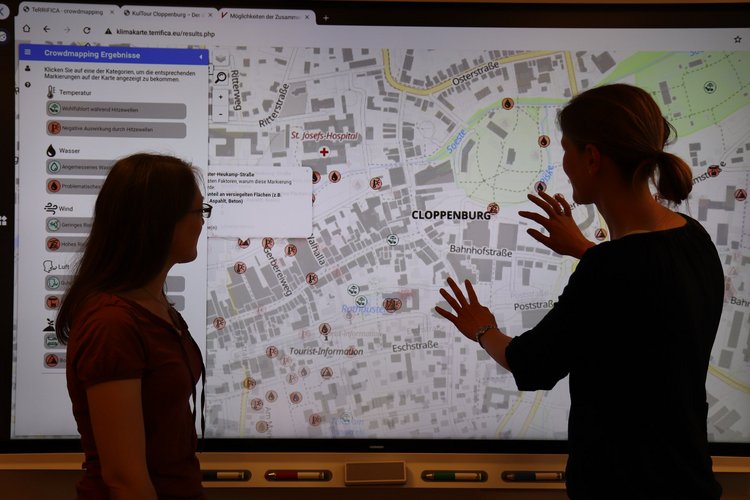 TeRRIFICA Klimakarte. Foto: Friedrich Schmidt Zwei Frauen bedienen ein Smart Board auf dem eine Karte mit Markierungen zu sehen ist.