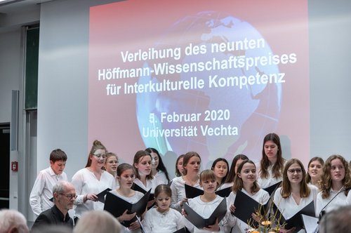 [Translate to Englisch:] Der Höffmann-Jugendchor singt bei der Verleihung des Höffmann-Wissenschaftspreises - Bild 2