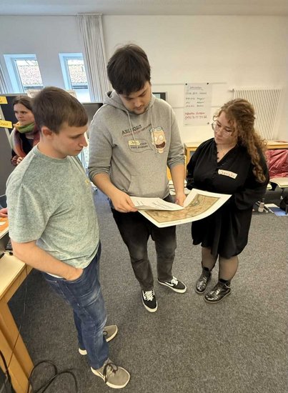 Studierende aus Vechta bei der Arbeit mit Projektmaterialien während des Intensivseminars bei der Stiftung niedersächsische Gedenkstätten in Celle (alle Fotos: Hannah Sandstede)