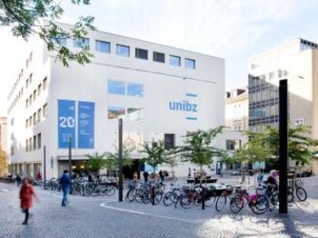 Gebäudeansicht des Hauptcampus in Bozen