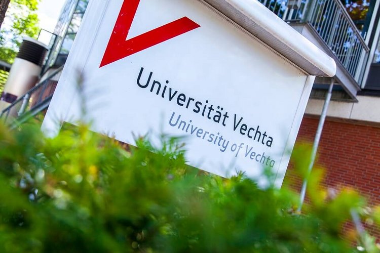 Hinweisschild am Haupteingang der Uni Vechta