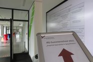 Aufsteller "IfG Summerschool 2021" im Flur des Seminargebäudes der Uni Vechta