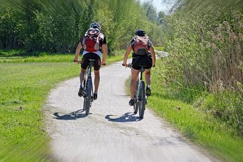 Zwei Personen fahren Fahrrad in der Natur
