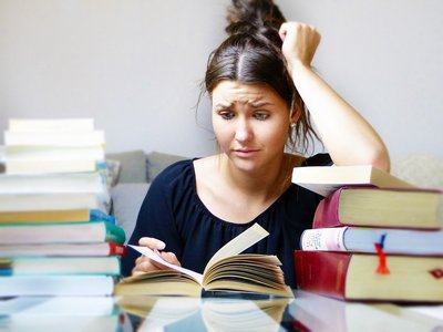 Frau mit Büchern