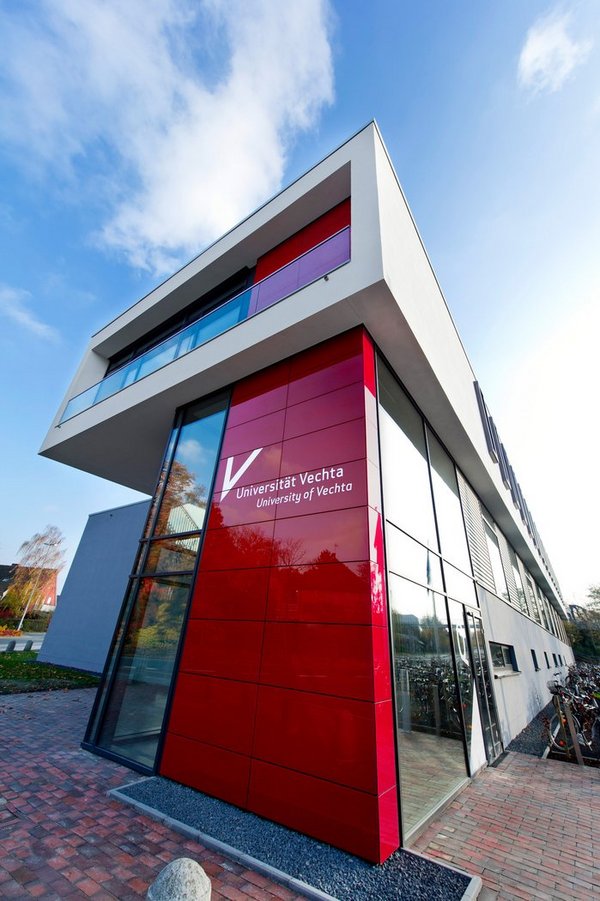 Exterior view of building Q of the University of Vechta. The red front with the university’s logo is in focus (photo: University of Vechta/Meckel). 