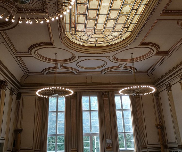 reichverziehrte Decke und Fenster eines Festsaals in Berlin