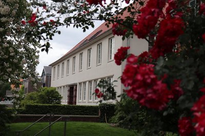 Science Shop Vechta/Cloppenburg. Foto: Friedrich Schmidt Die Fassade des alten Finanzamts in der Cloppenburger Bahnhofstraße.