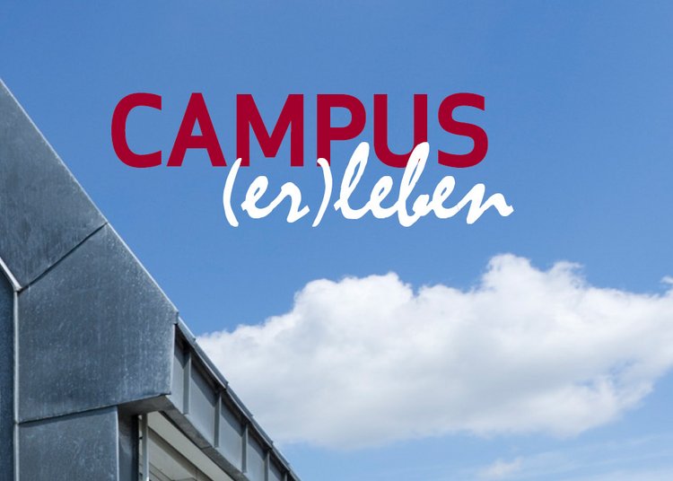Campus erleben Blauer Himmel mit Wolken und schriftzug Campus (er)leben