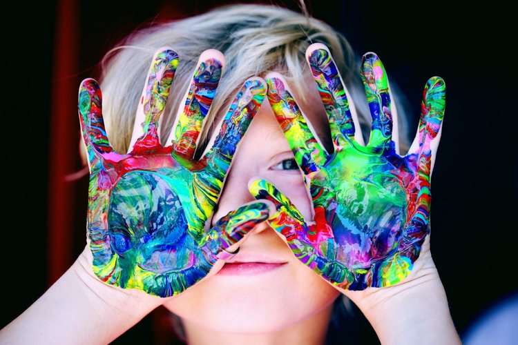 Kind mit bunter Farbe an den Händen (c) pexels
