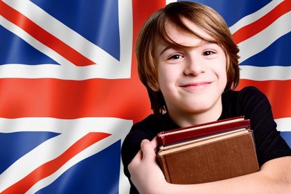 Schüler vor britischer Flagge